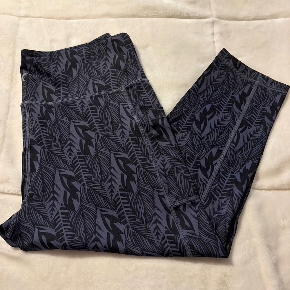 ZYIA Black and Gray Leaf Pattern Kawaii Pocket LNT Light n Tight Capri size 12